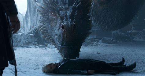 did daenerys die in the books and how does her resurrection impact the series?