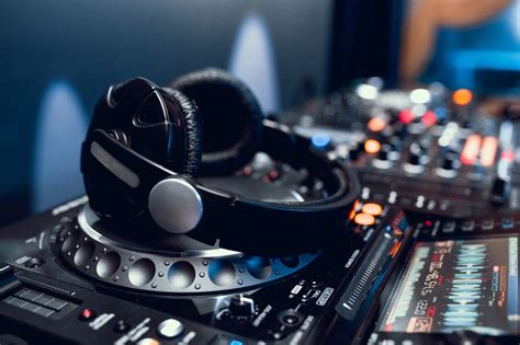 where do djs download music? the role of music in dj sets